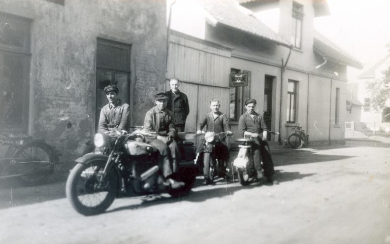 Historisches Foto: Motorräder vor dem Geschäft