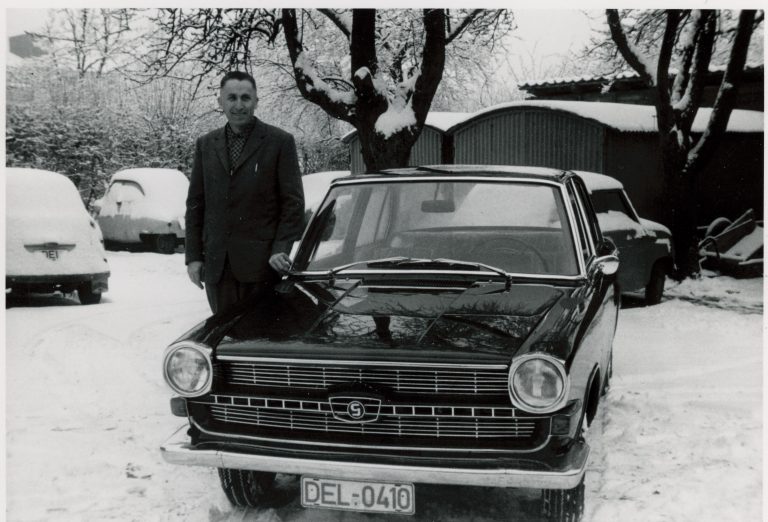 Historisches Foto: ein Fahrzeug im Schnee vor dem Autohaus