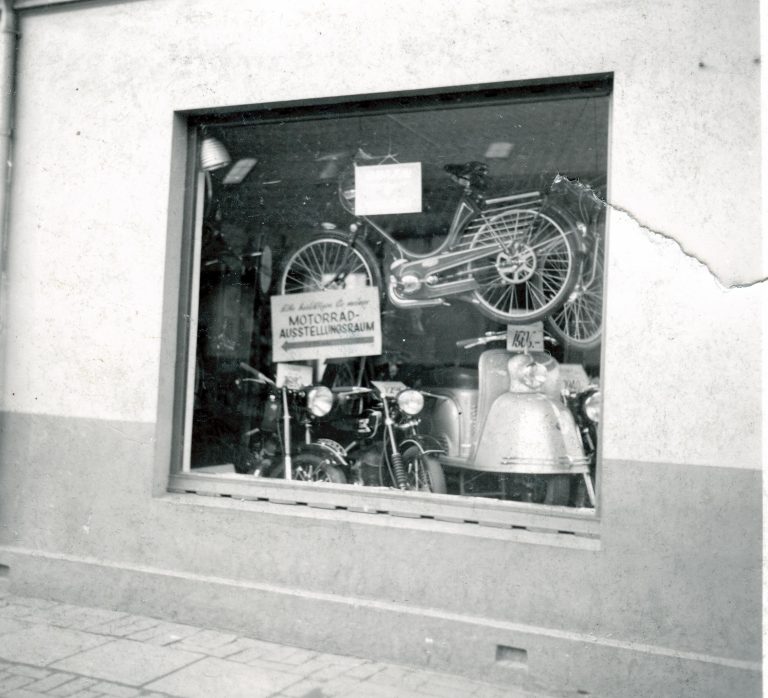 Historisches Schaufenster mit Fahrrädern und Motorrädern