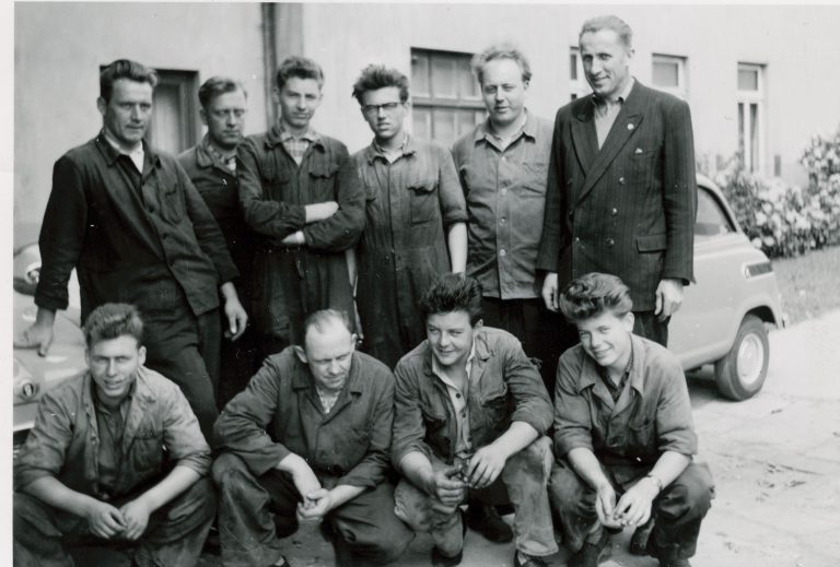Historisches Gruppenfoto der Belegschaft