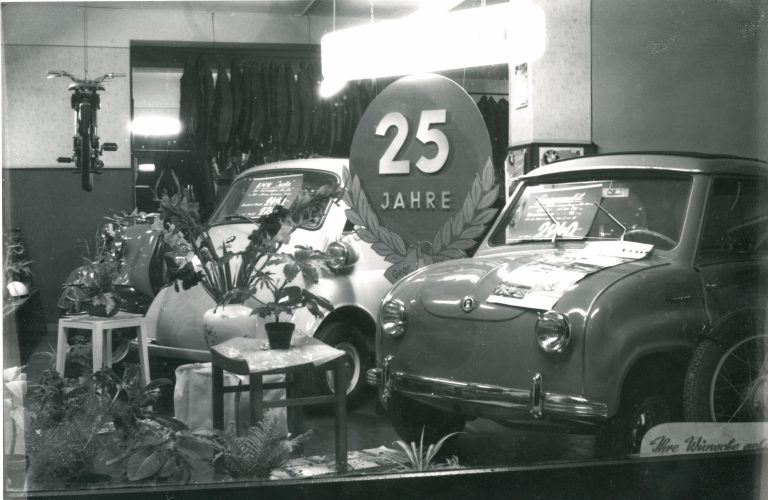 Historisches Schaufenster zum 25-jährigen Jubiläum mit einem Goggomobil