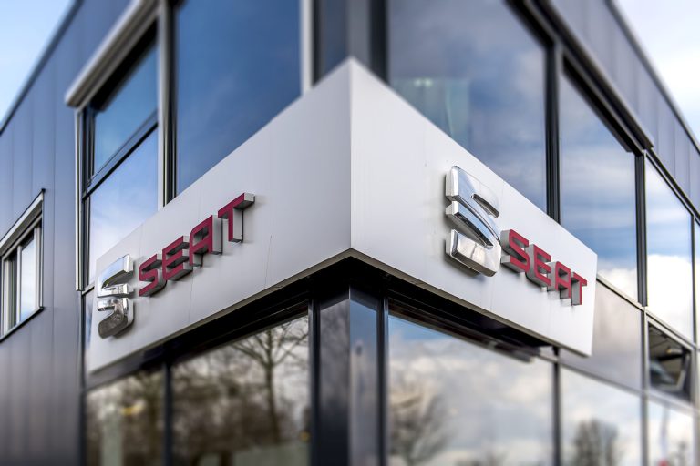 SEAT-Schriftzug am Autohaus Brüning
