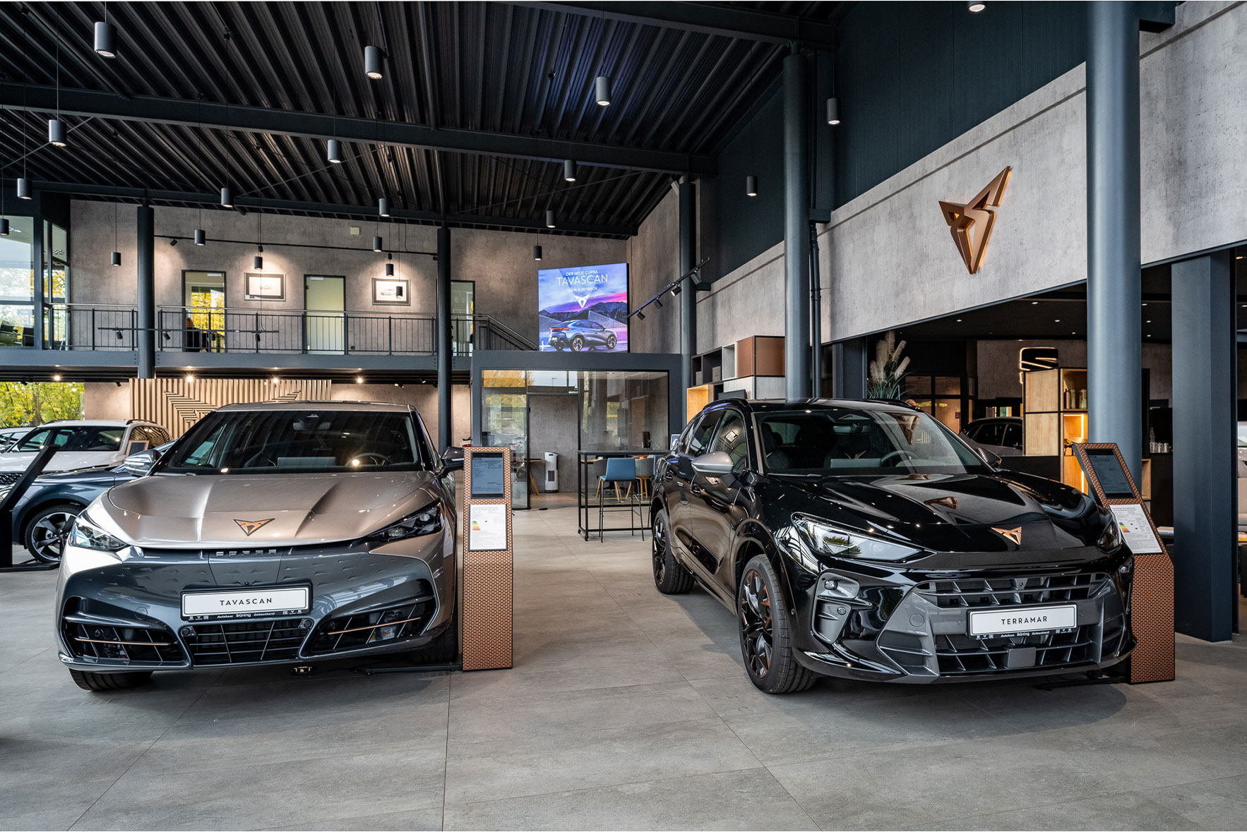 Ausstellungshalle im Autohaus Brüning mit CUPRA Tavascan und Terramar
