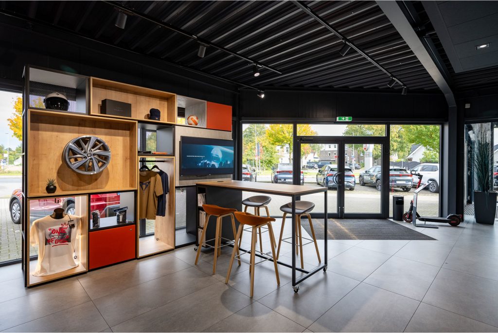 Zubehör- und Merchandise-Wand im Autohaus