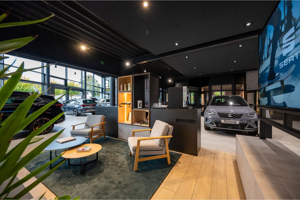 Lounge-Bereich mit SEAT Ausstellungsfahrzeug