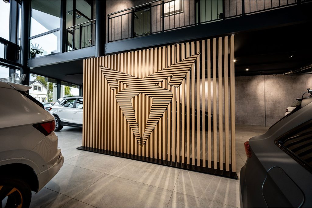 CUPRA Logowand aus Holzlamellen in der Ausstellung