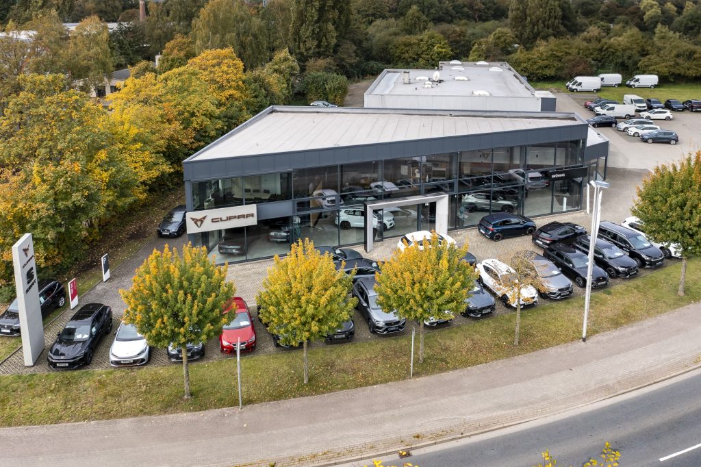 Luftaufnahme des Autohauses Brüning an der Nordenhamer Straße in Delmenhorst