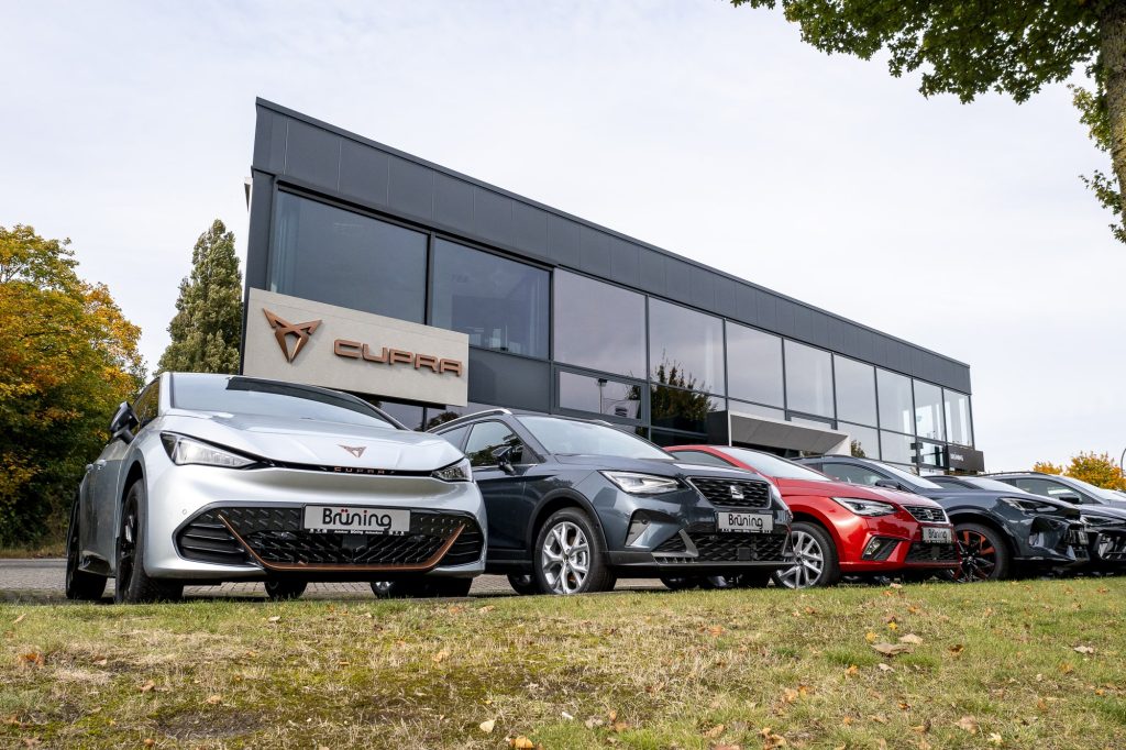 Außenansicht des Autohauses Brüning mit CUPRA-Schriftzug