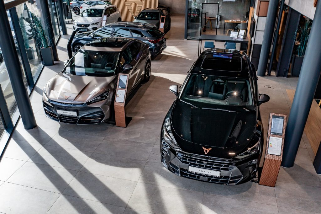 Blick in die Ausstellungshalle des Autohauses Brüning