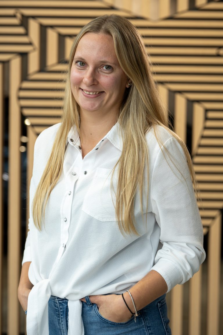 Michelle Deeke, Vertriebsassistentin